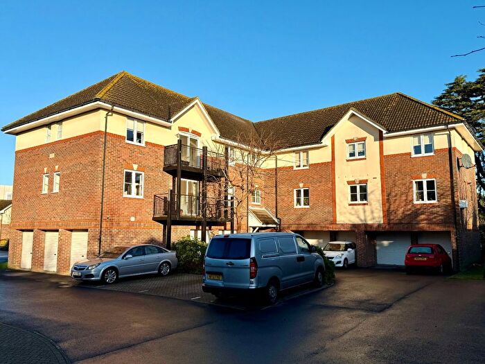 2 Bedroom Flat To Rent In Station Road, Netley Abbey, Southampton, Hampshire, SO31
