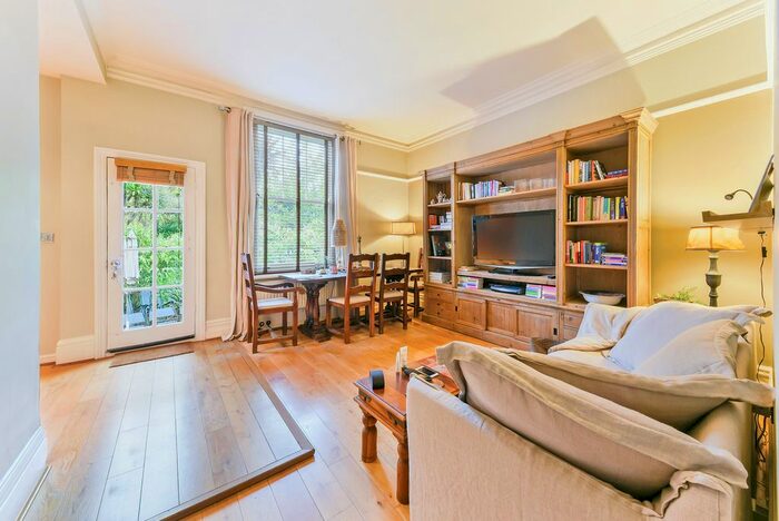 2 Bedroom Flat To Rent In Arterberry Road, London, SW20