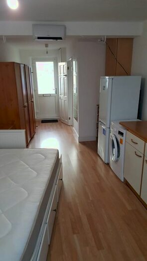 Studio To Rent In Crescent Way, London, N12