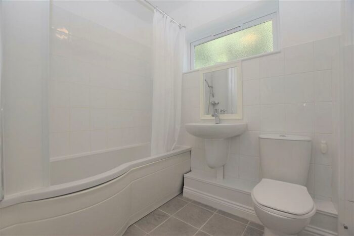2 Bedroom Bungalow To Rent In Henley Road, Caversham, RG4