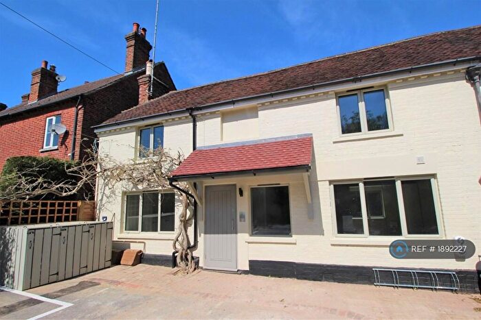 2 Bedroom Flat To Rent In Wey Hill, Haslemere, GU27