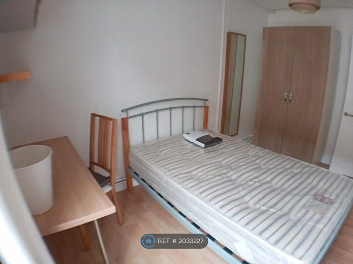 3 Bedroom Flat To Rent In Read House, London, SE11