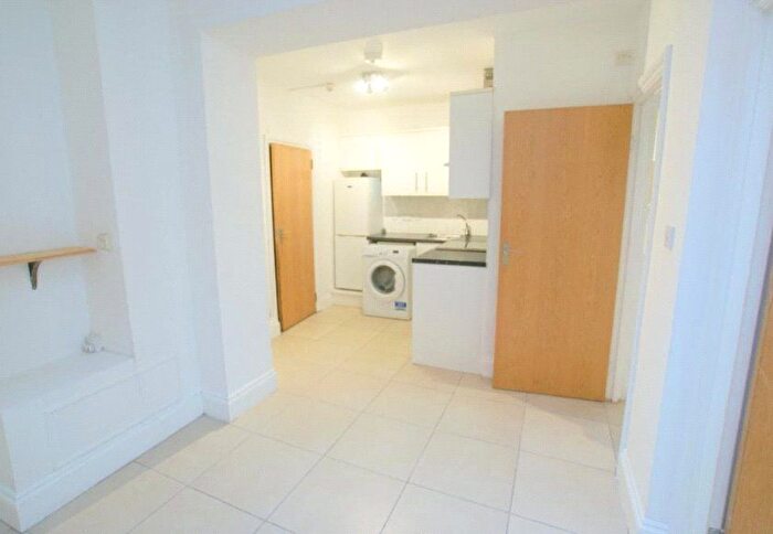 2 Bedroom Flat To Rent In Green Lanes, Haringey, N8