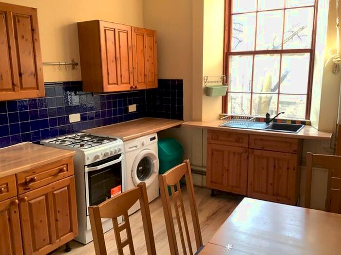 2 Bedroom Flat To Rent In St. Patrick Square, Edinburgh, EH8