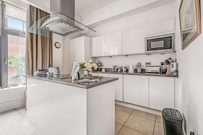 2 Bedroom Flat For Sale In Station Road, Henley-On-Thames, Oxfordshire, RG9