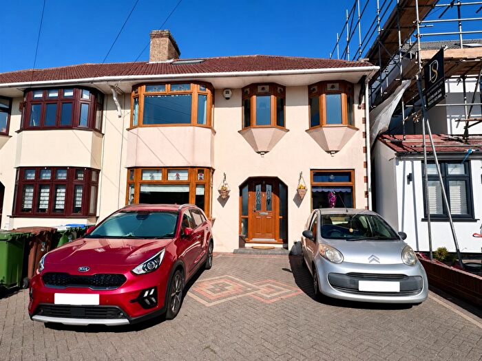 5 Bedroom Semi-Detached House For Sale In Barrington Road, Bexleyheath, DA7
