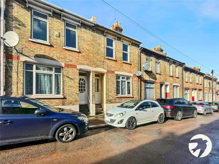 3 Bedroom End Of Terrace House To Rent In Ingle Road, Chatham, Kent, ME4