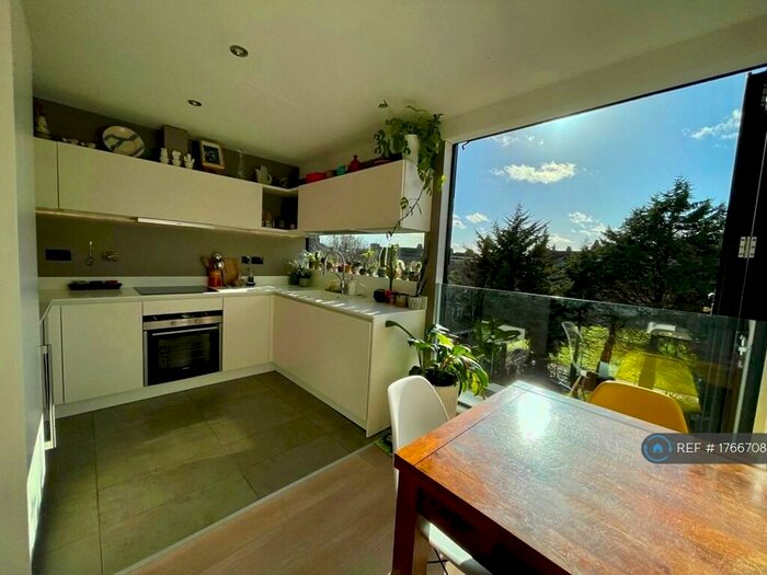 2 Bedroom Flat To Rent In Bromar Road, London, SE5