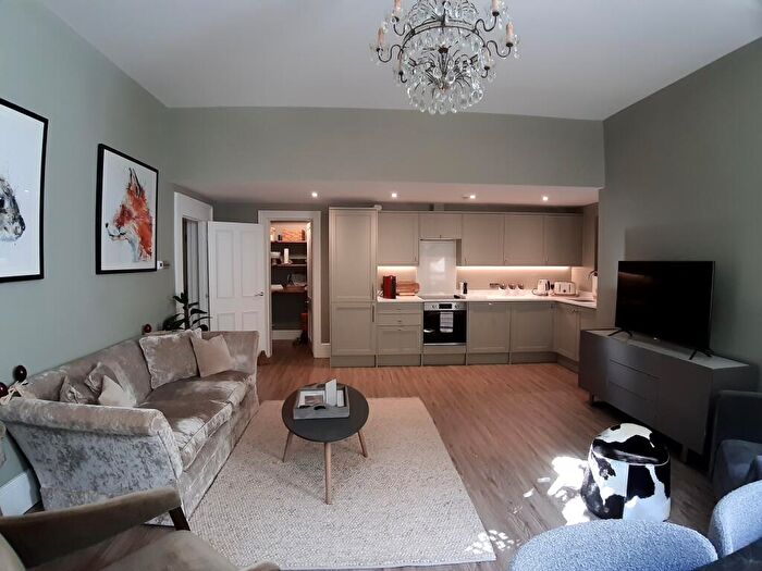 2 Bedroom Flat To Rent In Grand Avenue, BN3