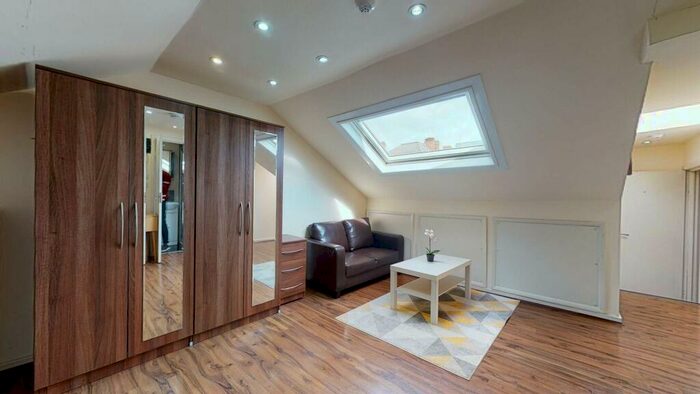 Studio To Rent In Balmoral Road, NW2