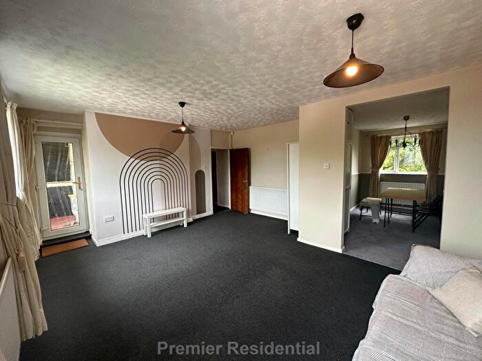 3 Bedroom Apartment To Rent In Rosalind Court, Salford, M5