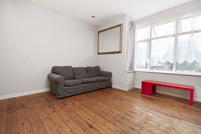 2 Bedroom Flat To Rent In Greenford Avenue, Hanwell, W7