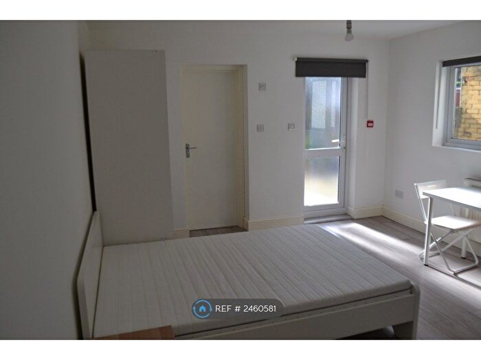 Studio To Rent In Albert Road, Ilford, IG1