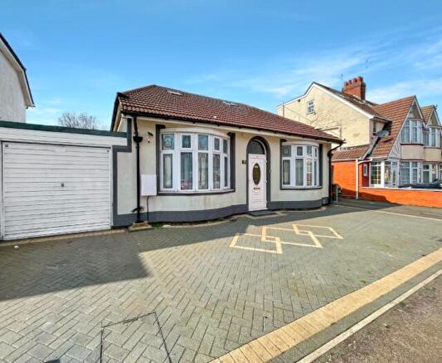 6 Bedroom Bungalow For Sale In Arundel Road, Luton, Bedfordshire, LU4