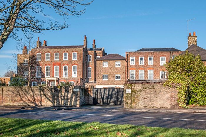 2 Bedroom Flat For Sale In Ham Common, Richmond, TW10