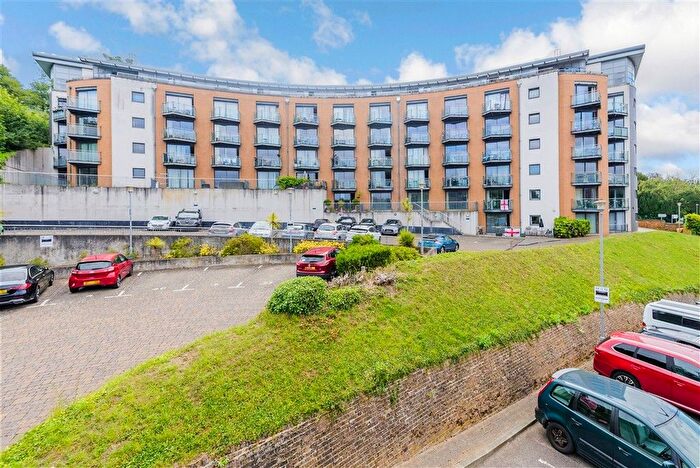 2 Bedroom Flat For Sale In Barrier Road, Chatham, Kent, ME4
