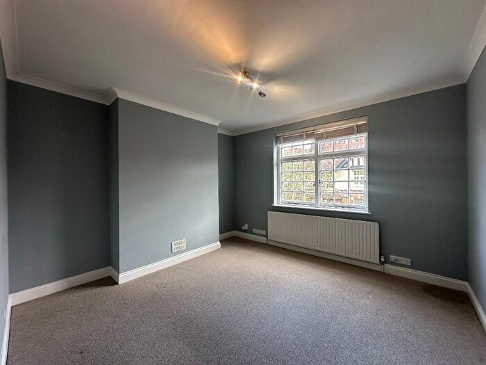 1 Bedroom Flat To Rent In Burton Grove, Walworth Village, SE17