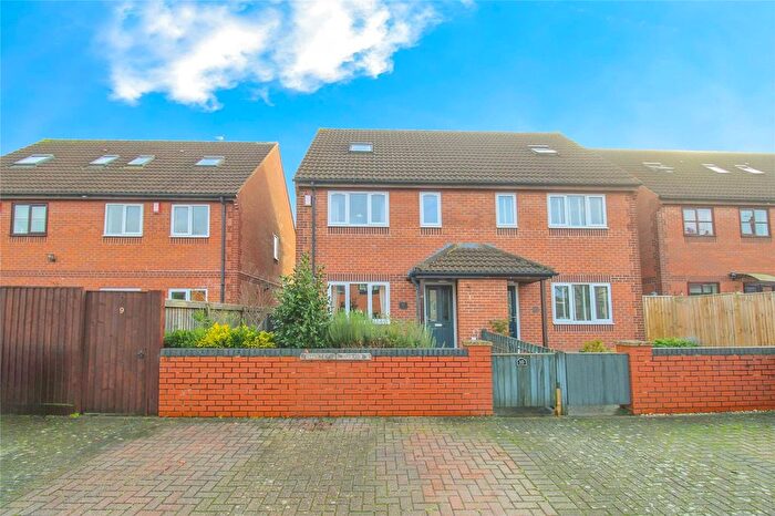 4 Bedroom Semi Detached House For Sale In Ashleigh Grove, Trowbridge, BA14