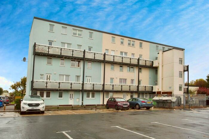 4 Bedroom Maisonette To Rent In Carless Close, Gosport, PO13