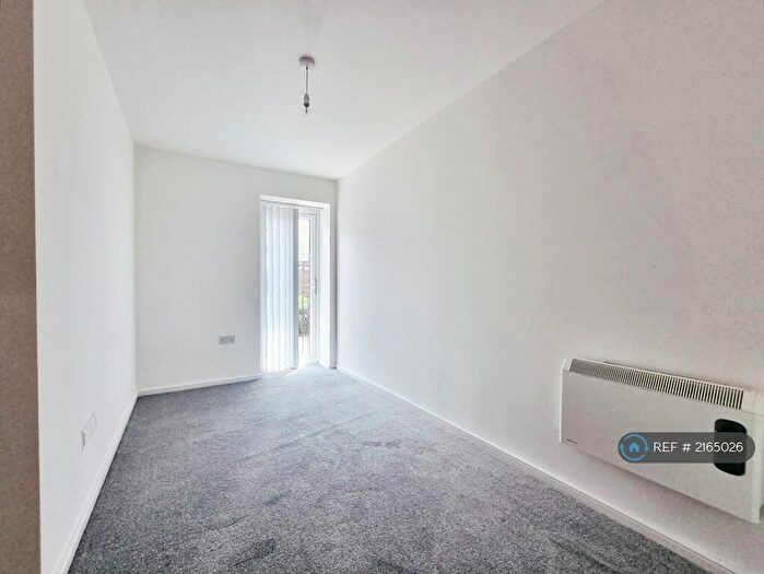 2 Bedroom Flat To Rent In Bolton Road, Blackburn, BB2
