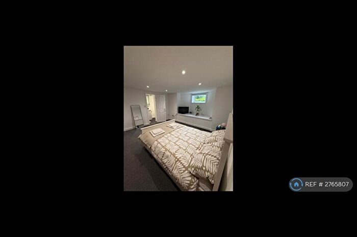 2 Bedroom Flat To Rent In Grove Lane, Leeds, LS6