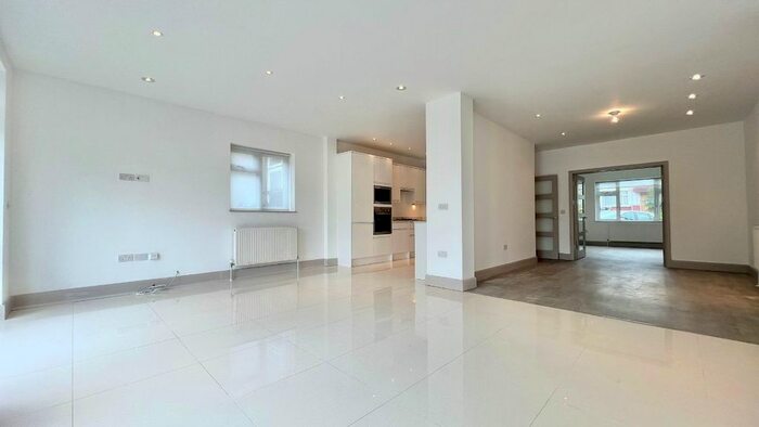 5 Bedroom Flat To Rent In Montpelier Rise, London, NW11