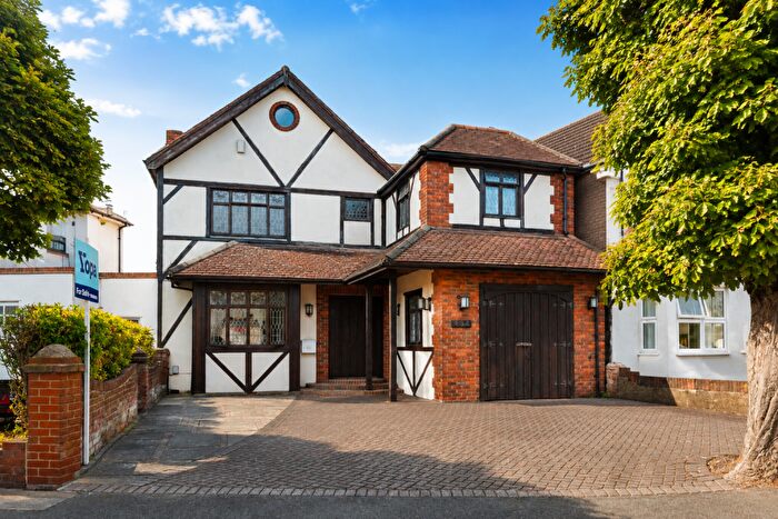 4 Bedroom Link Detached House For Sale In Bedonwell Road, London, SE2