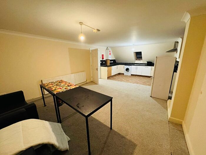 3 Bedroom Flat To Rent In Avondale Road, South Croydon, CR2