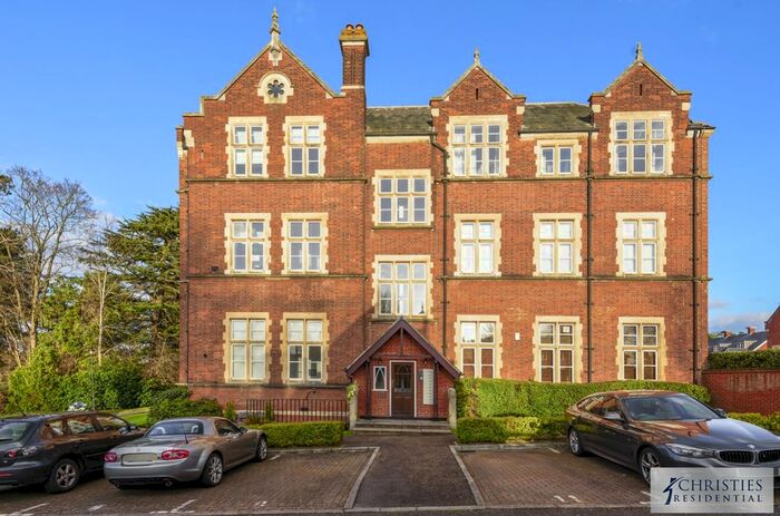 2 Bedroom Flat To Rent In Lavender Close, Leatherhead, KT22