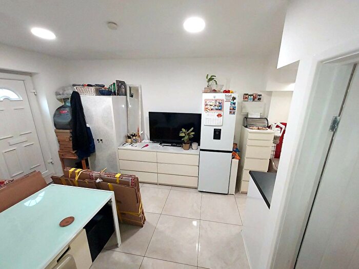 1 Bedroom Flat To Rent In Vivian Avenue, London, NW4