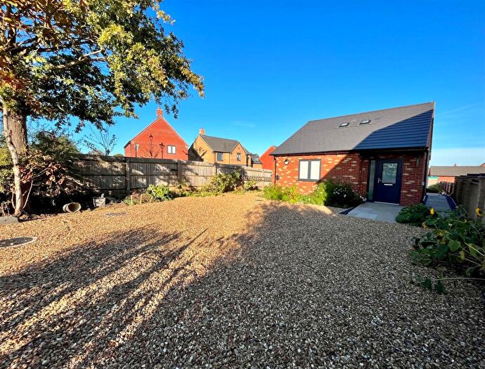 3 Bedroom Bungalow To Rent In New Road, Clifton, SG17