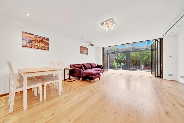 3 Bedroom End Terrace House For Sale In Weavers Way, London, NW1