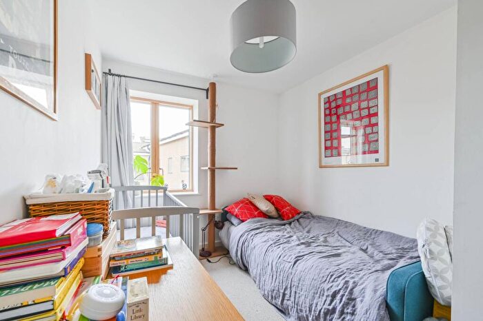 2 Bedroom Flat To Rent In Clock View Crescent, Islington, London, N7