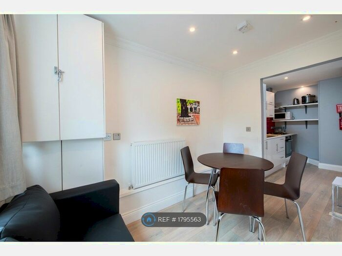 2 Bedroom Flat To Rent In Batten Street, London, SW11