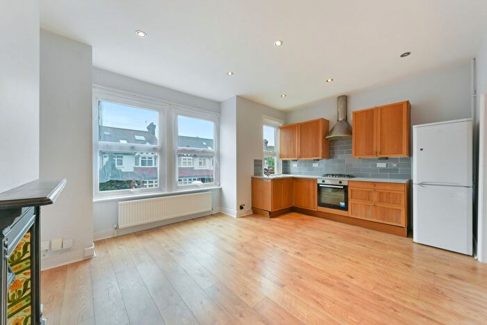 2 Bedroom Flat To Rent In Oxford Avenue, London, SW20