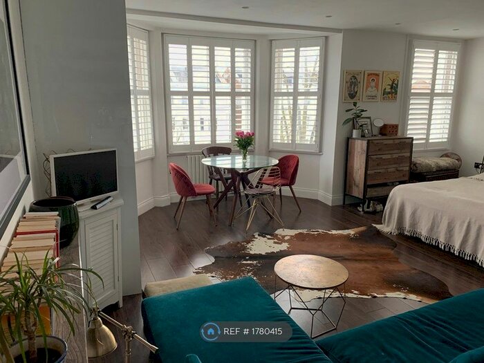 Studio To Rent In Colville Gardens, London, W11