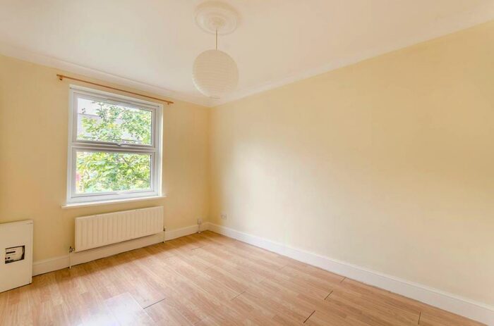 1 Bedroom Flat To Rent In Lordship Lane, East Dulwich, London, SE22