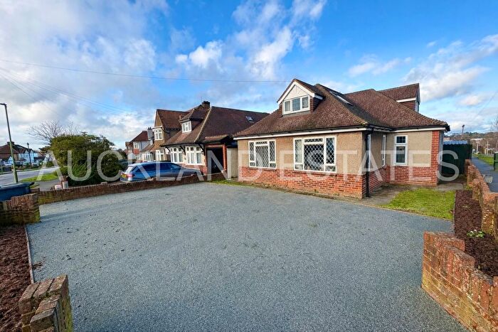 4 Bedroom Detached Bungalow For Sale In The Walk, Potters Bar, EN6