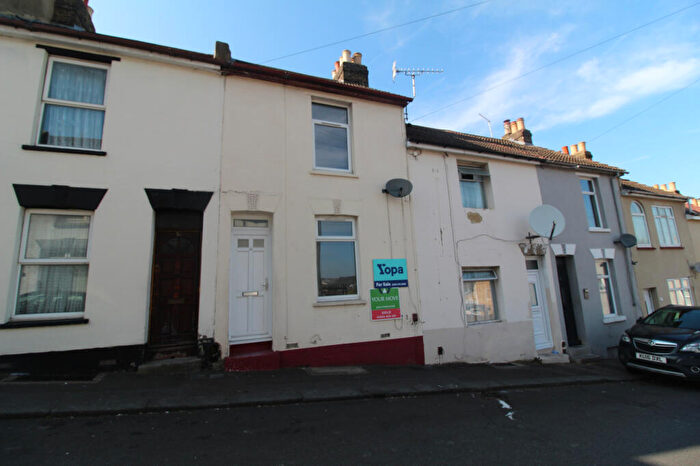 3 Bedroom Terraced House To Rent In Otway Street, Chatham, Kent, ME4