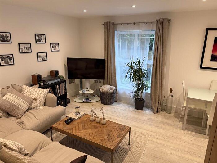 2 Bedroom Flat To Rent In Albury Road, Guildford, GU1
