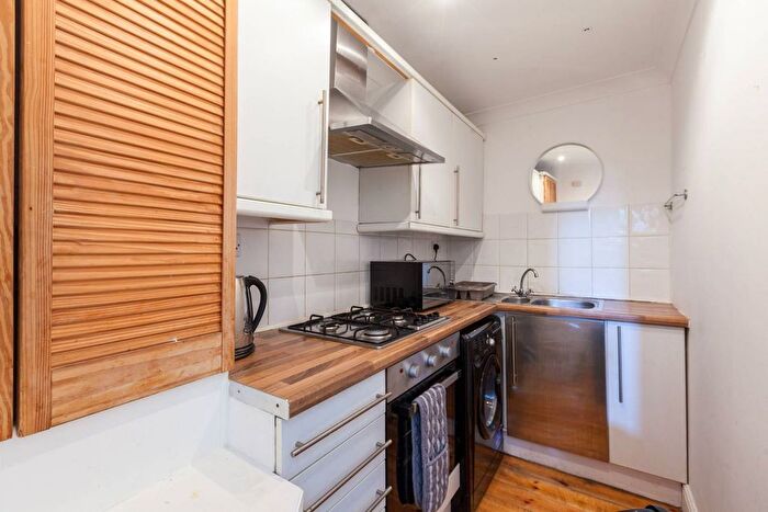 2 Bedroom Flat To Rent In Sandmere Road, Clapham North, London, SW4