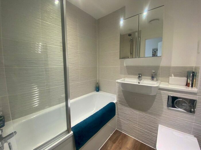 2 Bedroom Maisonette To Rent In Webber Street, Horley, Surrey, RH6