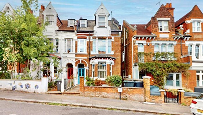 2 Bedroom Flat For Sale In Claremont Road, Highgate, N6