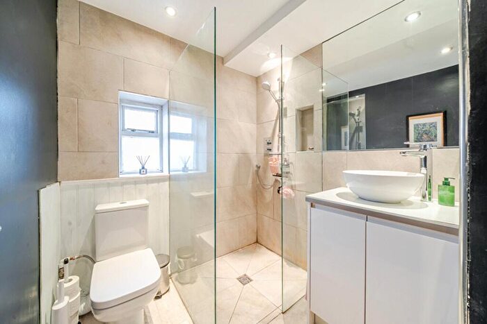 2 Bedroom Flat To Rent In Northcote Road, London, SW11