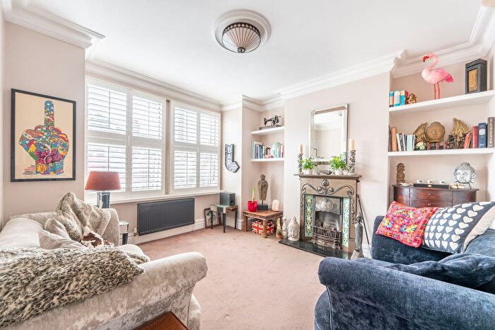 3 Bedroom Maisonette For Sale In Drayton Road, Harlesden, London, NW10