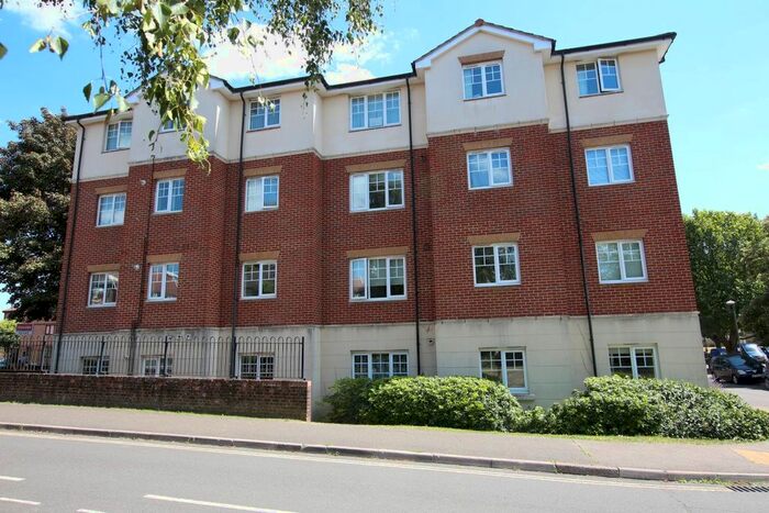 2 Bedroom Flat To Rent In Kennedy Road, Horsham, RH13