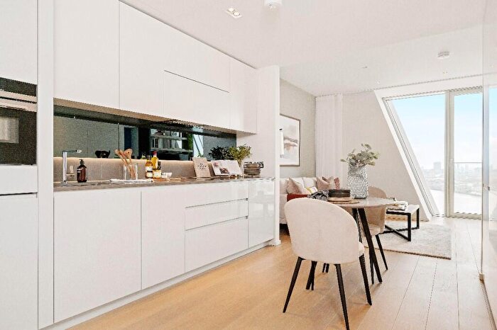 Apartment To Rent In Newfoundland Place, London, E14