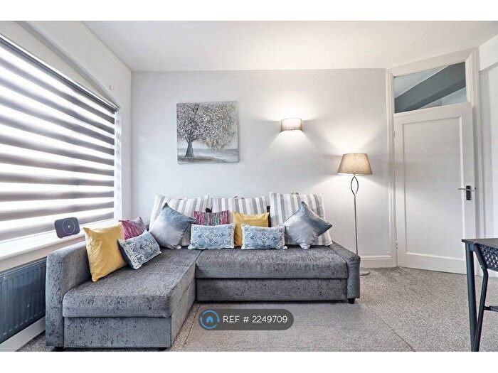 3 Bedroom Flat To Rent In High Street, Hornchurch, RM12