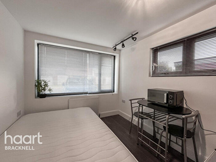 Studio To Rent In Martin Close, Windsor, SL4