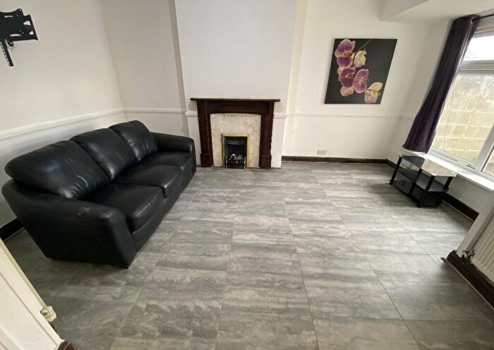 4 Bedroom Terraced House To Rent In Corporation Road, Cardiff(City), CF11